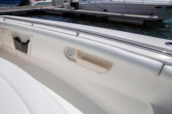 Boston Whaler 370 Outrage