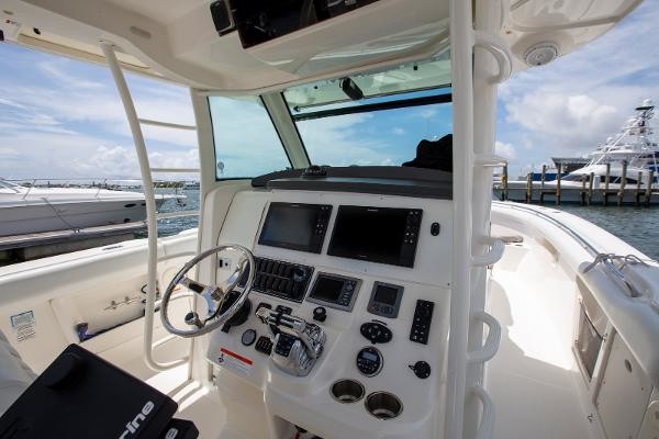 Boston Whaler 370 Outrage