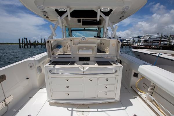 Boston Whaler 370 Outrage