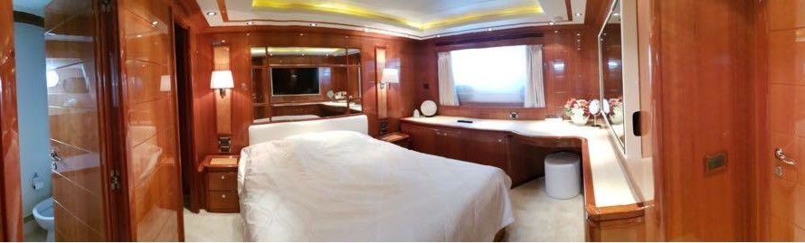 Ferretti Custom Line 112