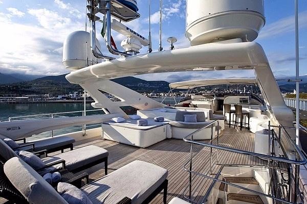 Ferretti Custom Line 112