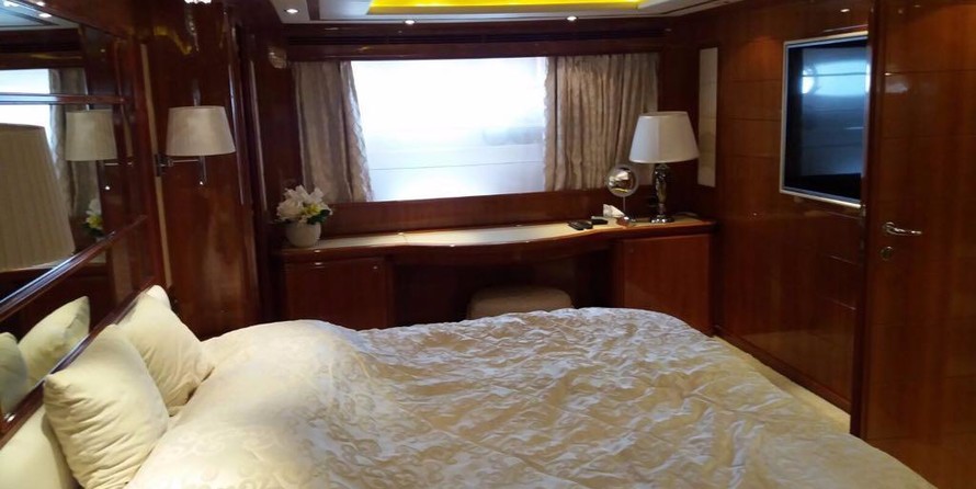 Ferretti Custom Line 112