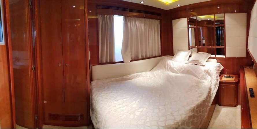 Ferretti Custom Line 112