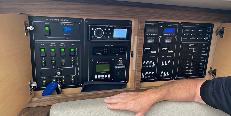 Boston Whaler 420 Outrage