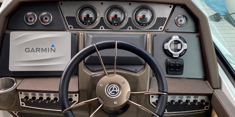 Cruisers Yachts 338 Bow Rider