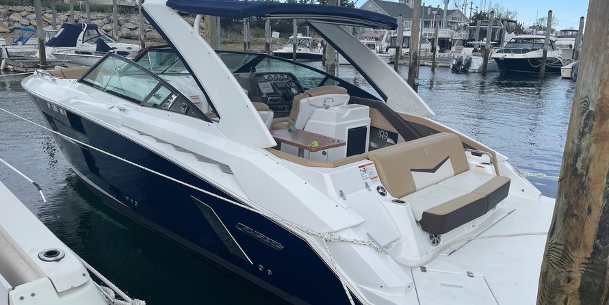 Cruisers Yachts 338 Bow Rider