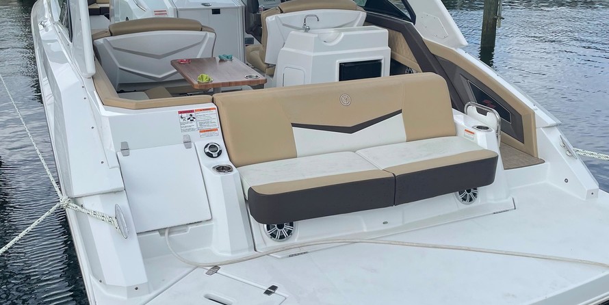 Cruisers Yachts 338 Bow Rider