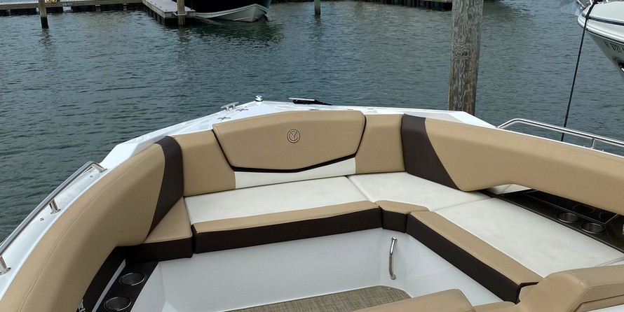 Cruisers Yachts 338 Bow Rider