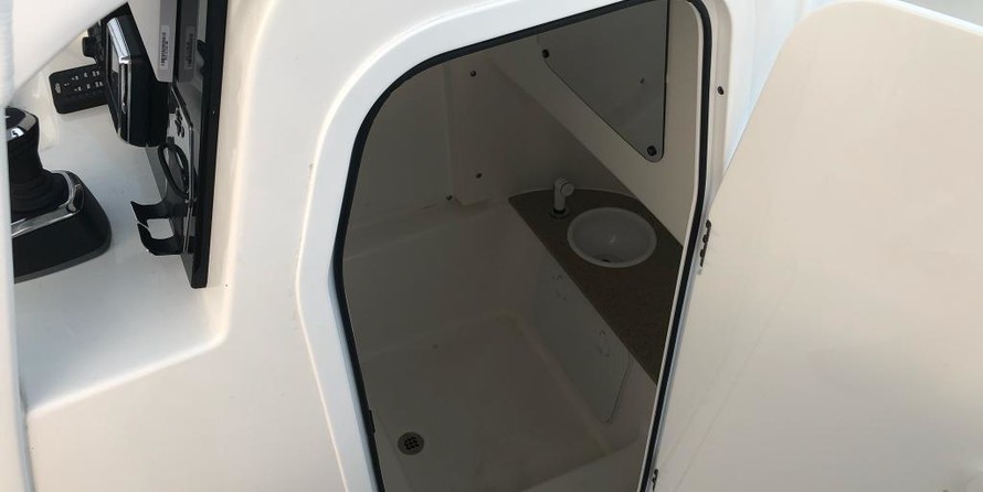 Angler Pro Boats 2900 center console