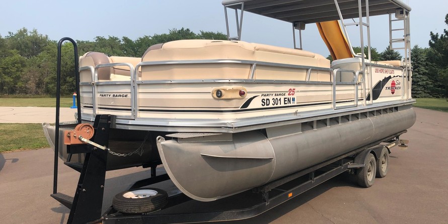 Sun tracker 25 party barge