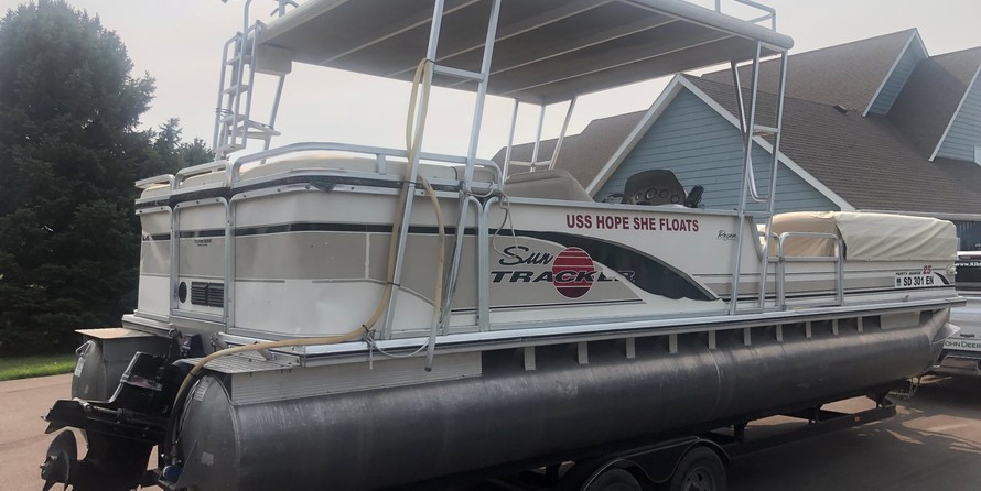 Sun tracker 25 party barge