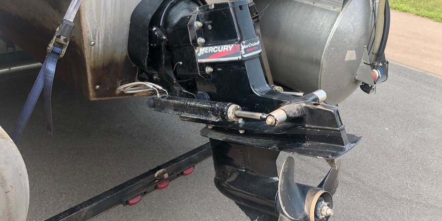 Sun tracker 25 party barge