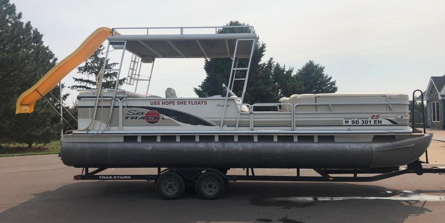 Sun tracker 25 party barge