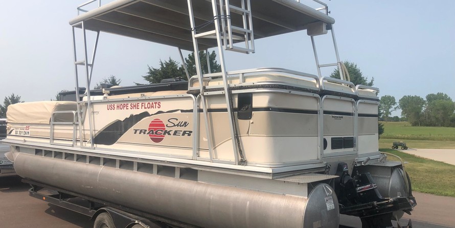 Sun tracker 25 party barge