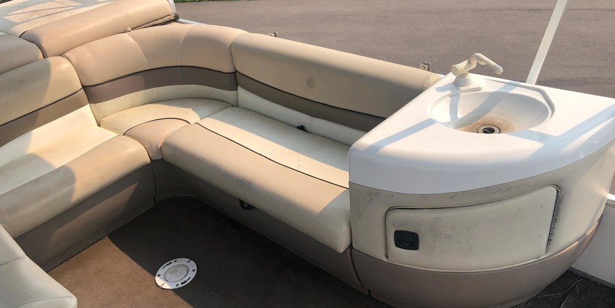 Sun tracker 25 party barge