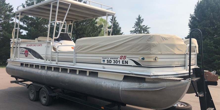 Sun tracker 25 party barge