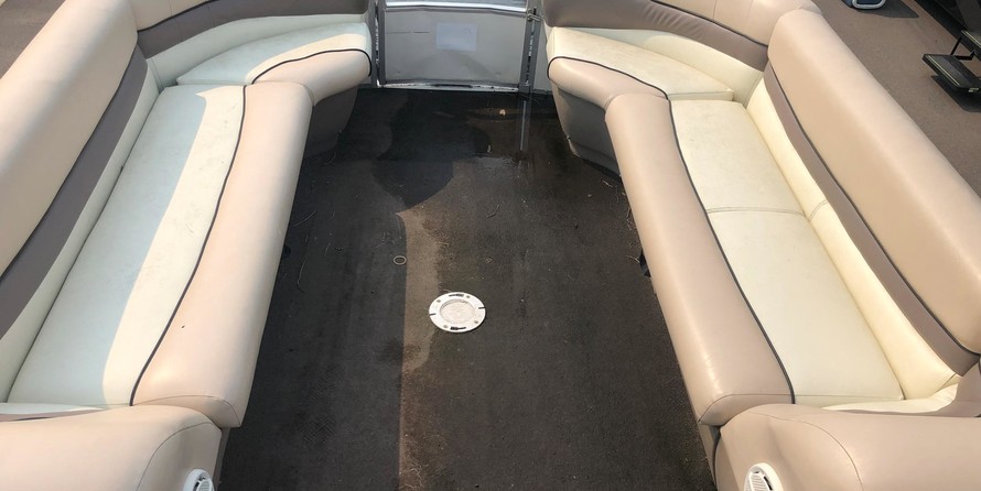 Sun tracker 25 party barge