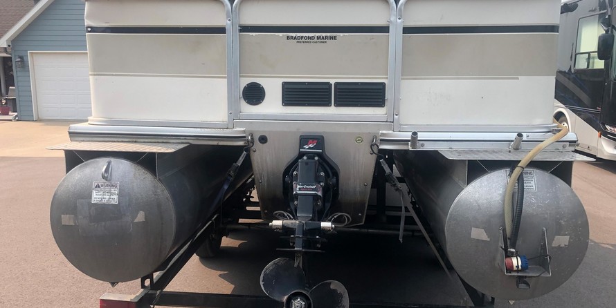 Sun tracker 25 party barge