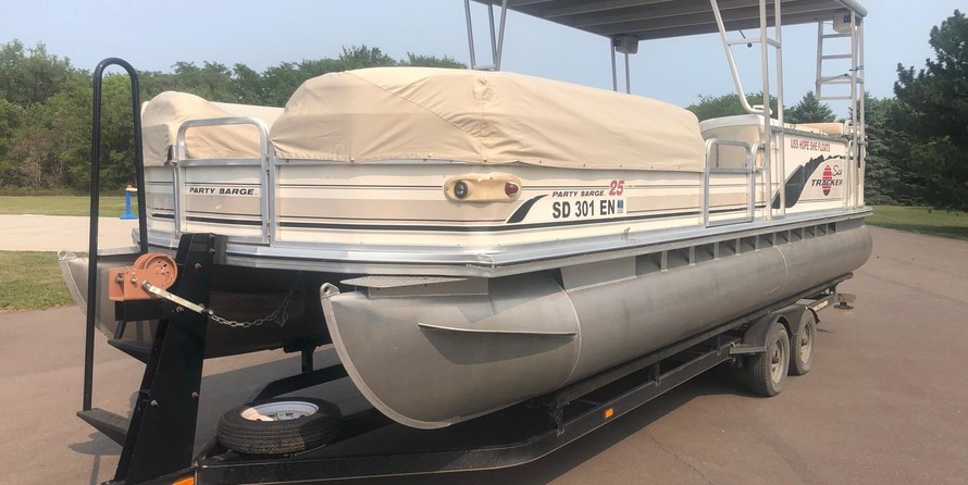 Sun tracker 25 party barge