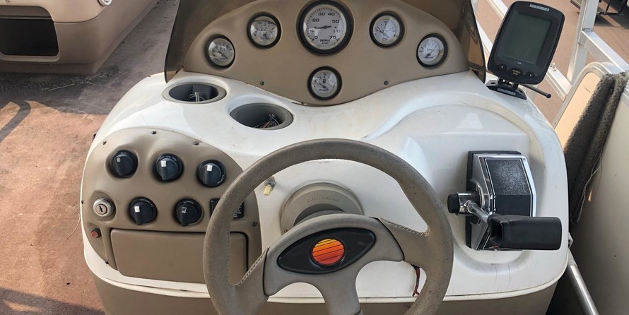 Sun tracker 25 party barge