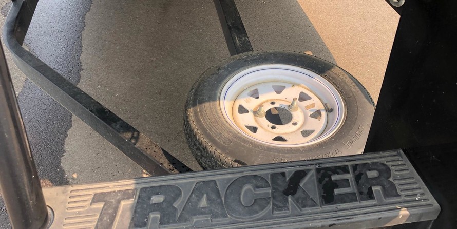 Sun tracker 25 party barge