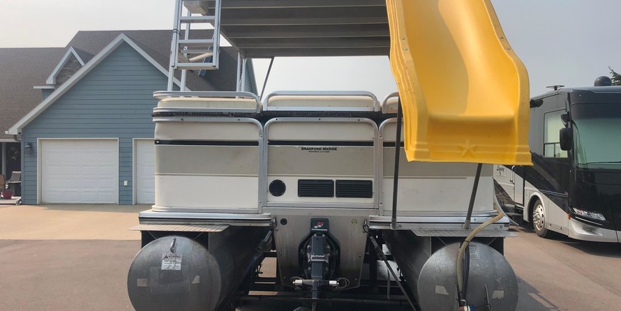 Sun tracker 25 party barge