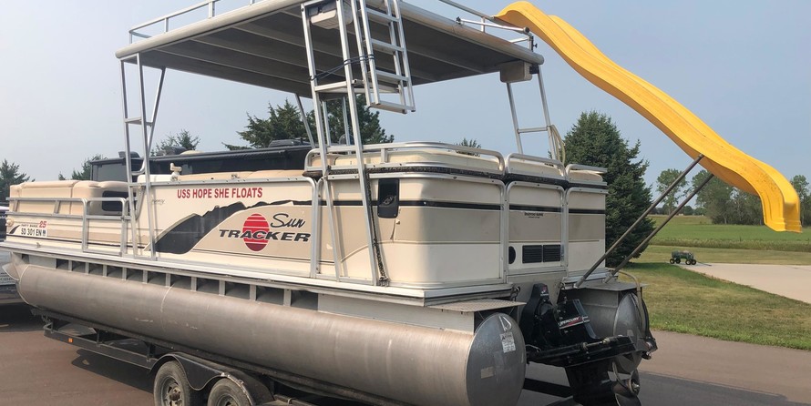 Sun tracker 25 party barge