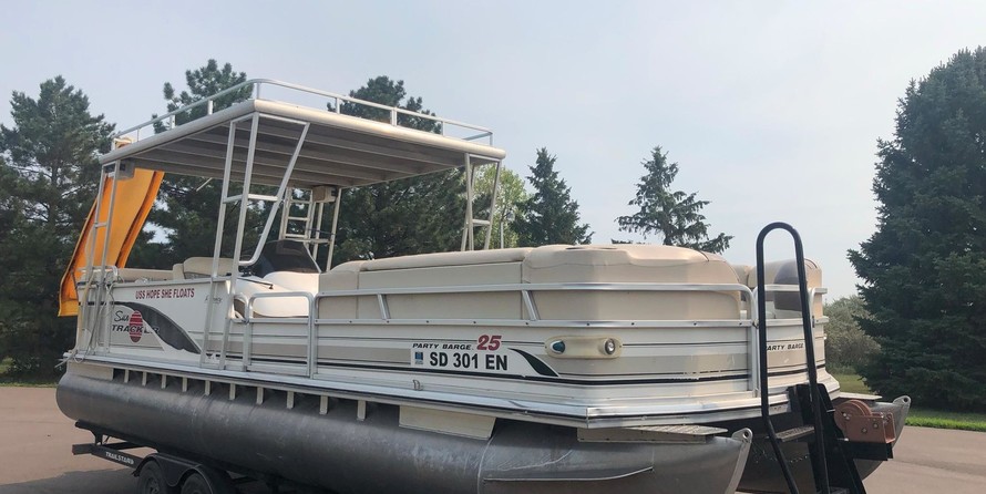 Sun tracker 25 party barge