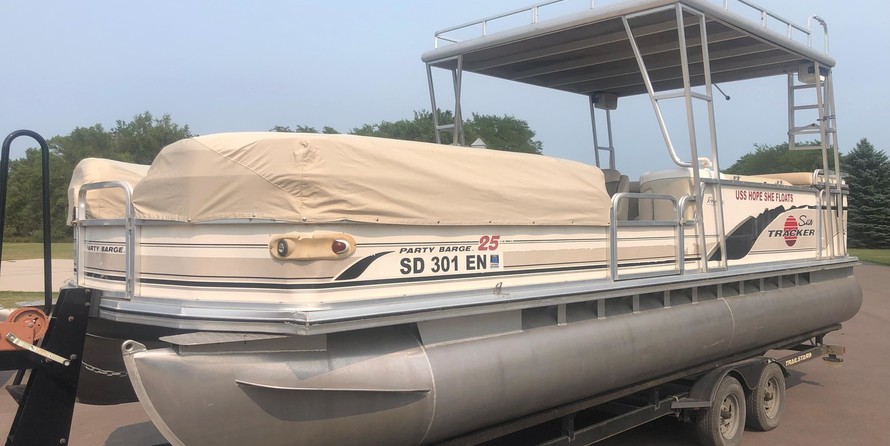 Sun tracker 25 party barge