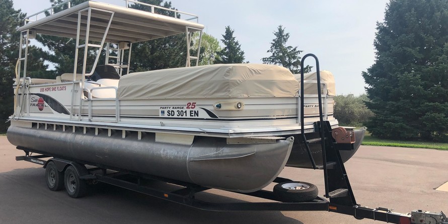 Sun tracker 25 party barge