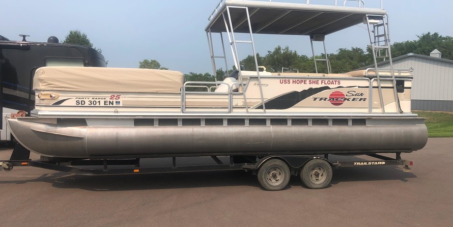 Sun tracker 25 party barge