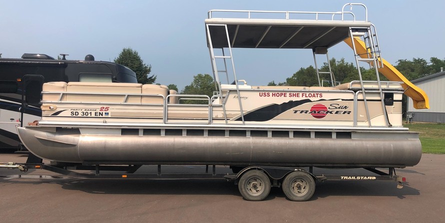 Sun tracker 25 party barge