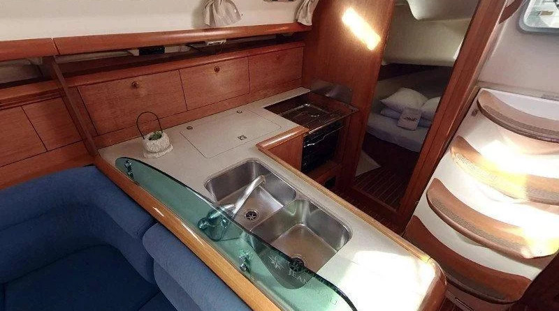 Sun Odyssey 37