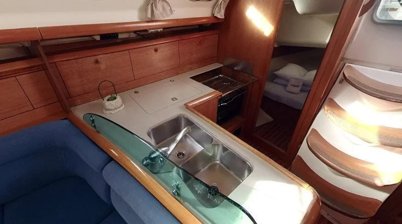 Sun Odyssey 37