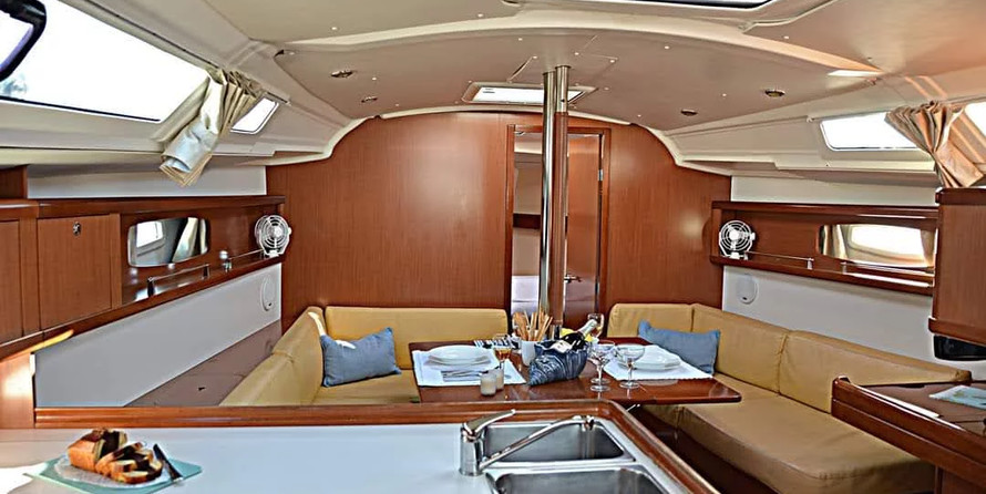 Beneteau Oceanis 37