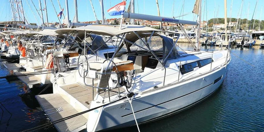 Dufour 382