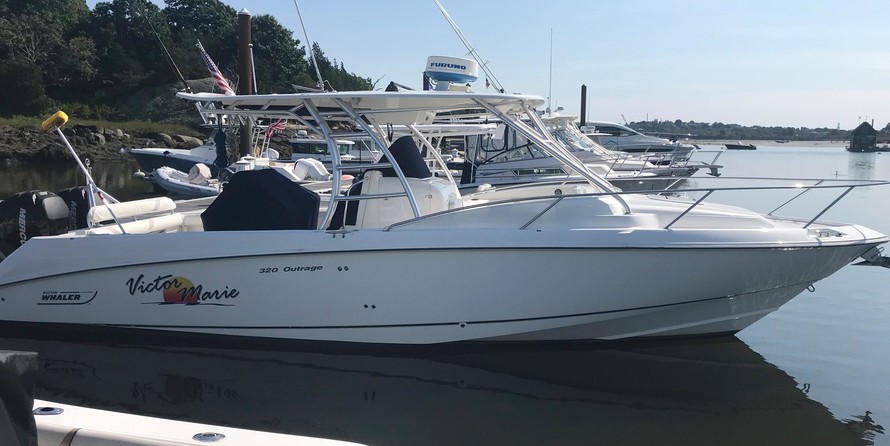 Boston Whaler 320 Outrage Cuddy Cabin