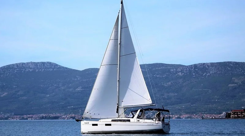 Beneteau Oceanis 35