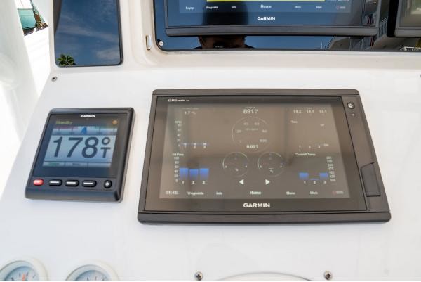 Fountain 38 center console te