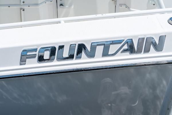 Fountain 38 center console te