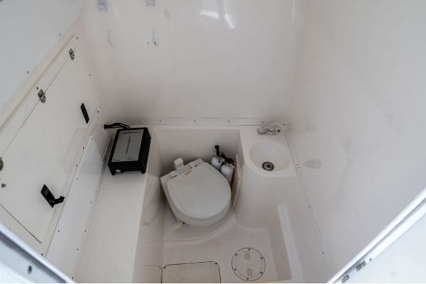 Fountain 38 center console te