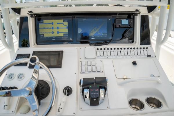 Fountain 38 center console te