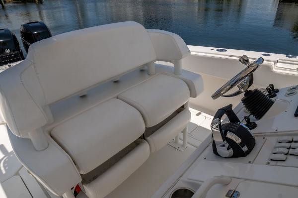 Fountain 38 center console te