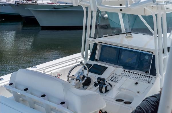 Fountain 38 center console te