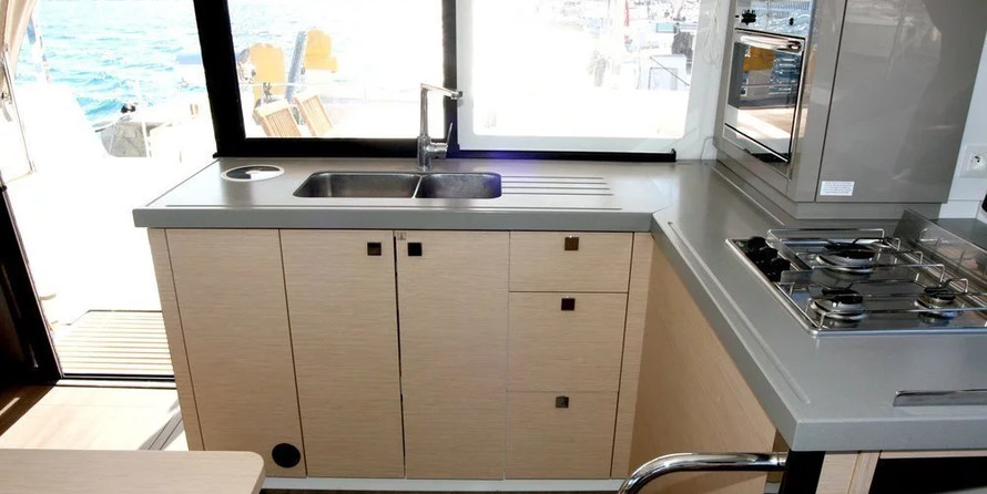 Fountaine Pajot Lucia 40