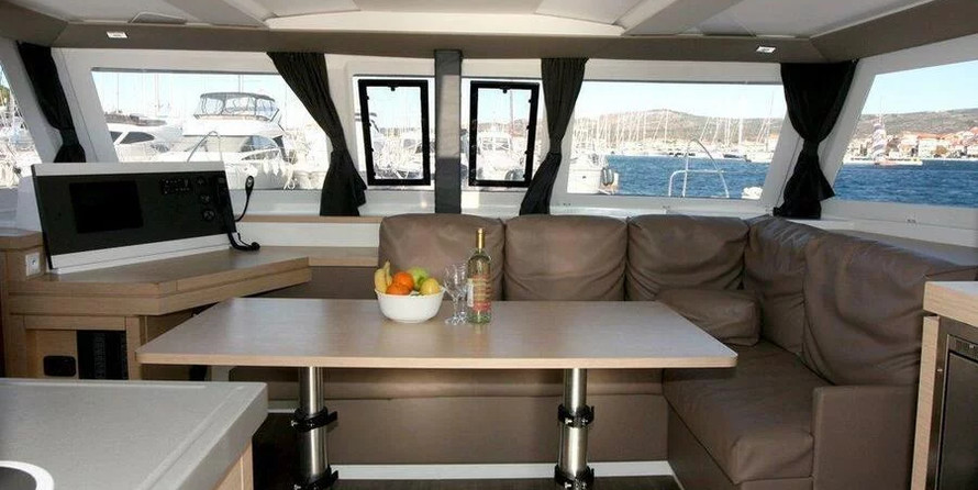 Fountaine Pajot Lucia 40