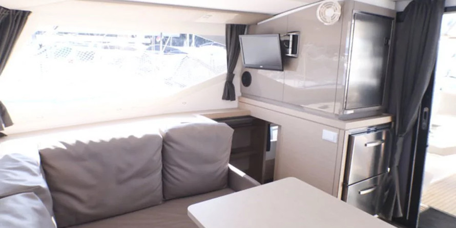 Fountaine Pajot Lucia 40