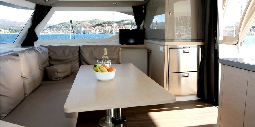 Fountaine Pajot Lucia 40