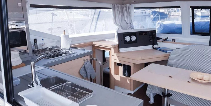 Fountaine Pajot Lucia 40