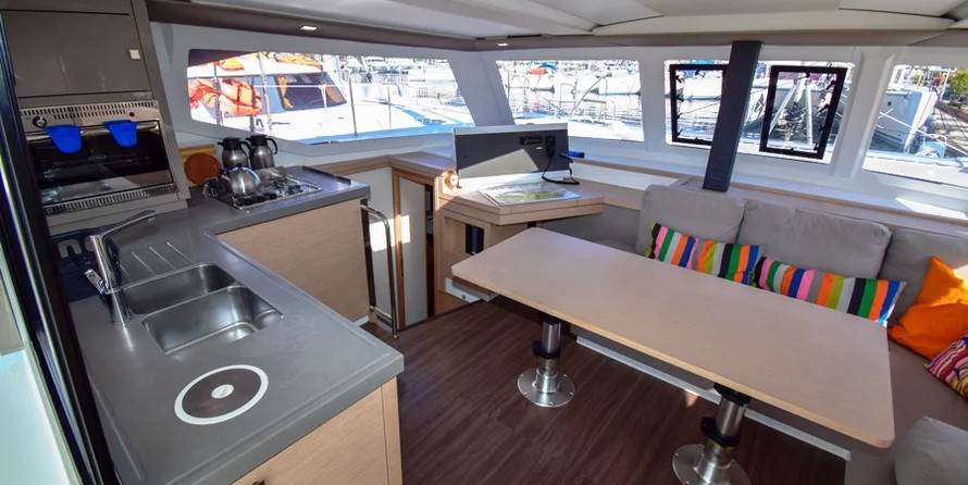 Fountaine Pajot Lucia 40